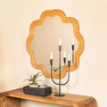 Specchio da parete con cornice in rattan smerlata