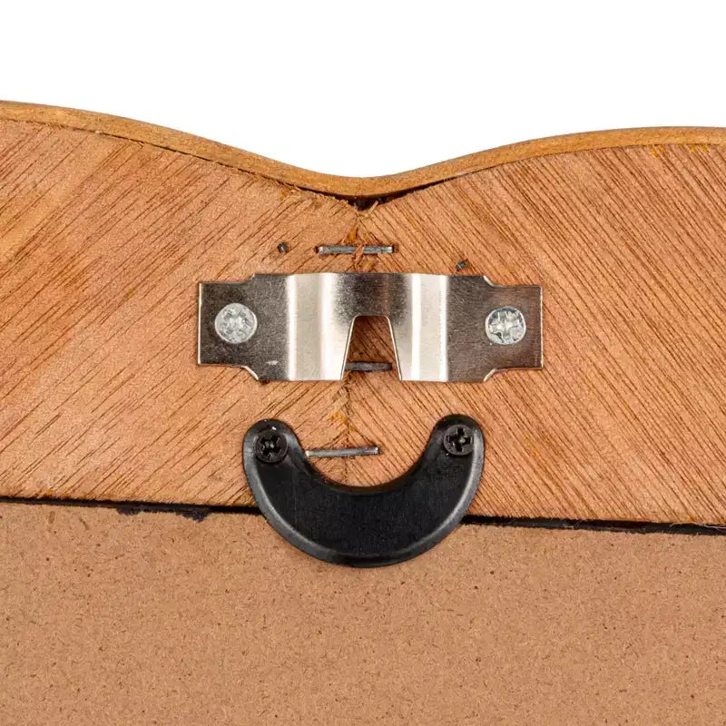 Specchio da parete con cornice in rattan smerlata