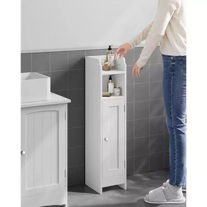 Mobiletto salvaspazio da bagno stretto con ripiani regolabili e anta, Organizzatore da pavimento per carta igienica e articoli da toeletta, Design anti-ribaltamento