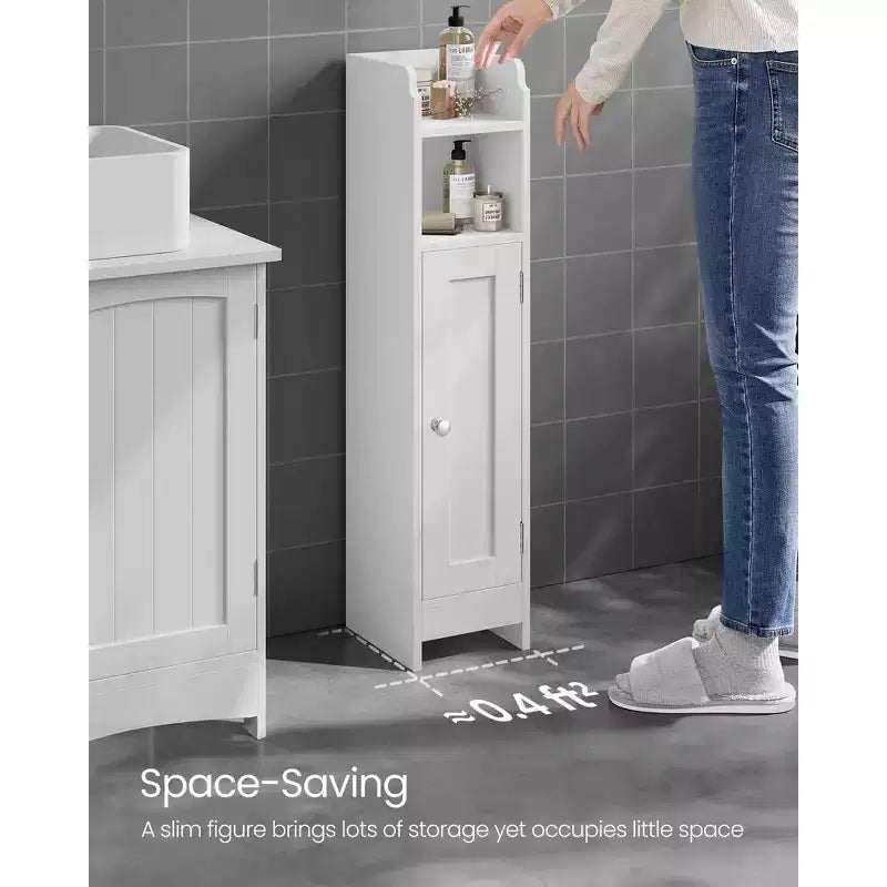 Mobiletto salvaspazio da bagno stretto con ripiani regolabili e anta, Organizzatore da pavimento per carta igienica e articoli da toeletta, Design anti-ribaltamento